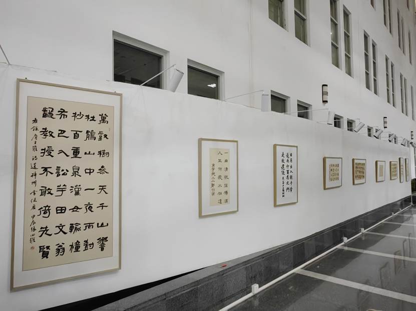 建筑的摆设布局 AI 生成的内容可能不正确。